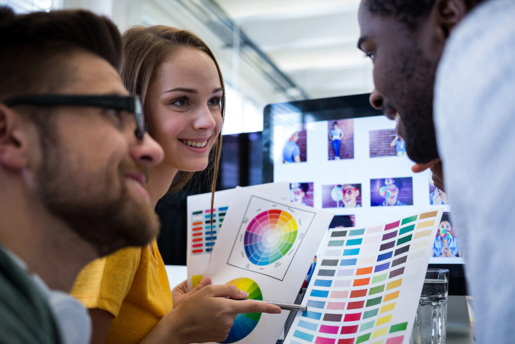 Photo d'un groupe de graphiste entrain de travailler