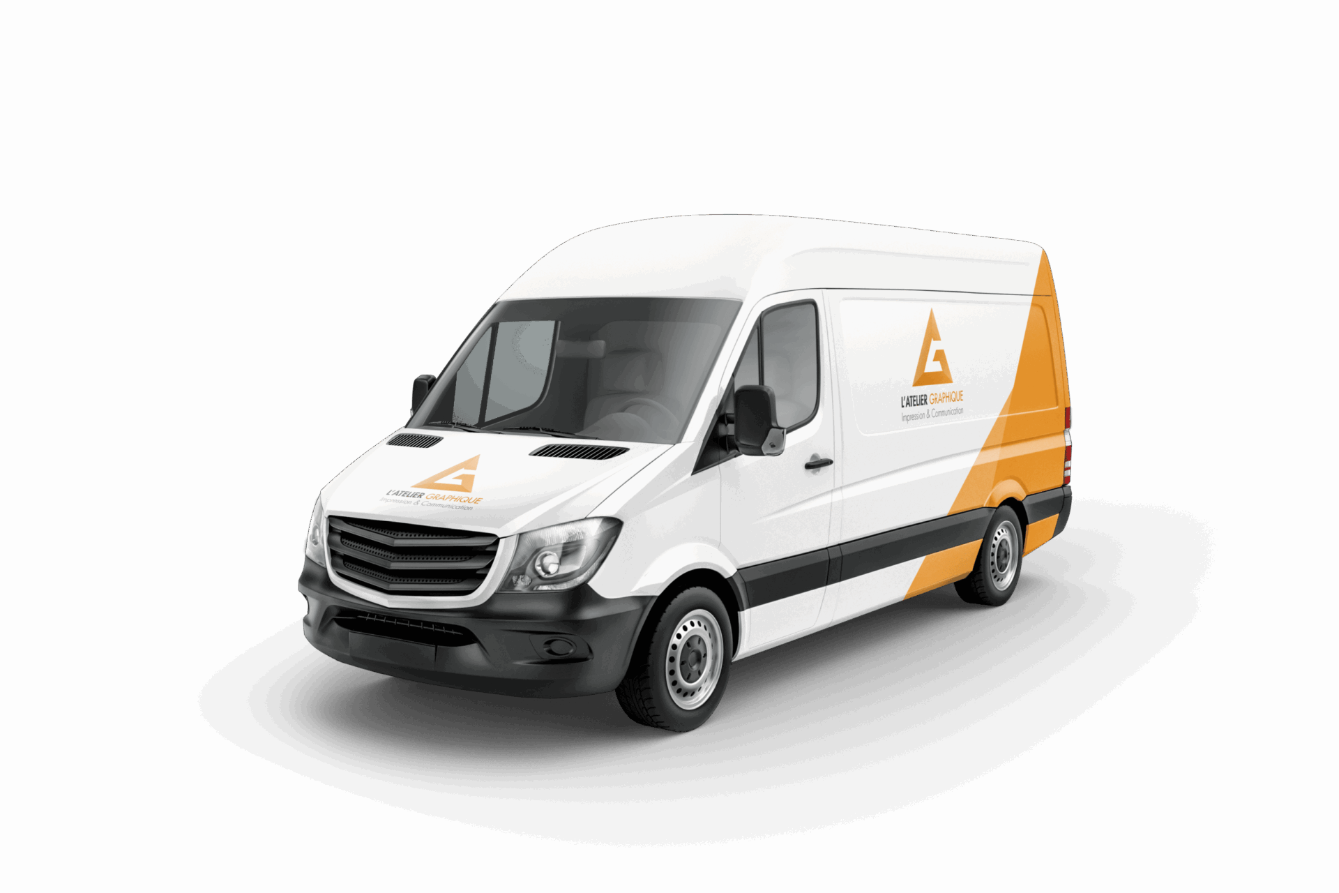 emi-covering publicitaire orange et noir avec logo de L'Atelier Graphique sur un grand véhicule utilitaire blanc