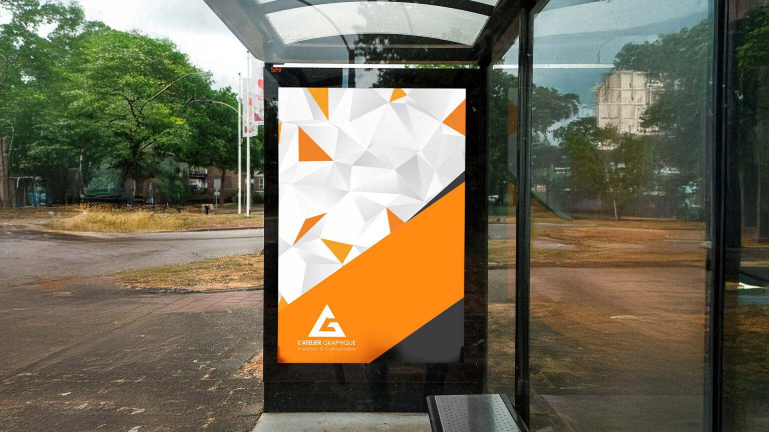 Affiche grand format publicitaire installée sous un abribus, impression haute définition aux couleurs orange et grise pour campagne de communication urbaine