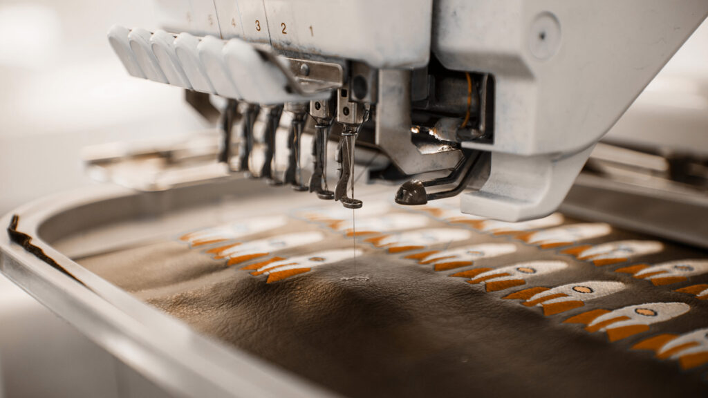 Atelier de broderie textile pour la personnalisation de logos et de motifs sur vêtements.