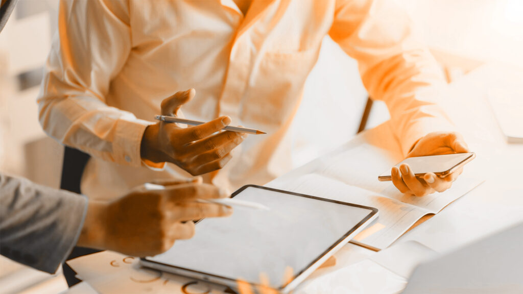 Réunion de travail et accompagnement numérique pour la gestion des collectivités territoriales.