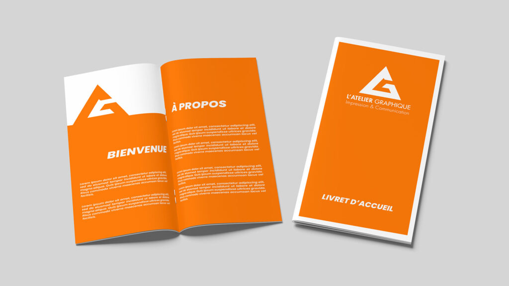 Impression de livret d'accueil corporate et brochure d'entreprise avec couverture orange épurée, vus de face et ouvert sur fond gris