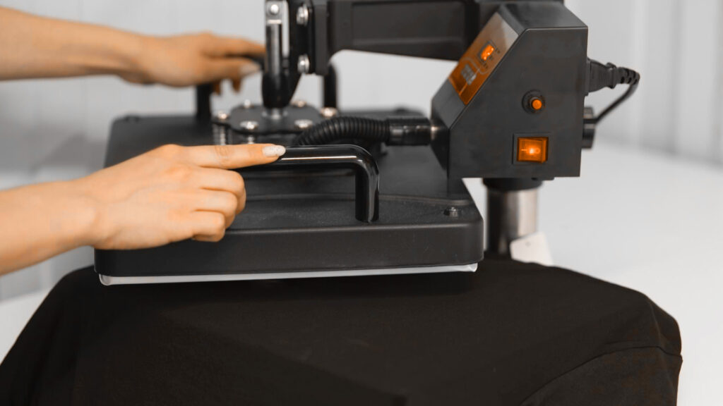 Atelier de marquage textile publicitaire et personnalisation de vêtements par transfert thermique.